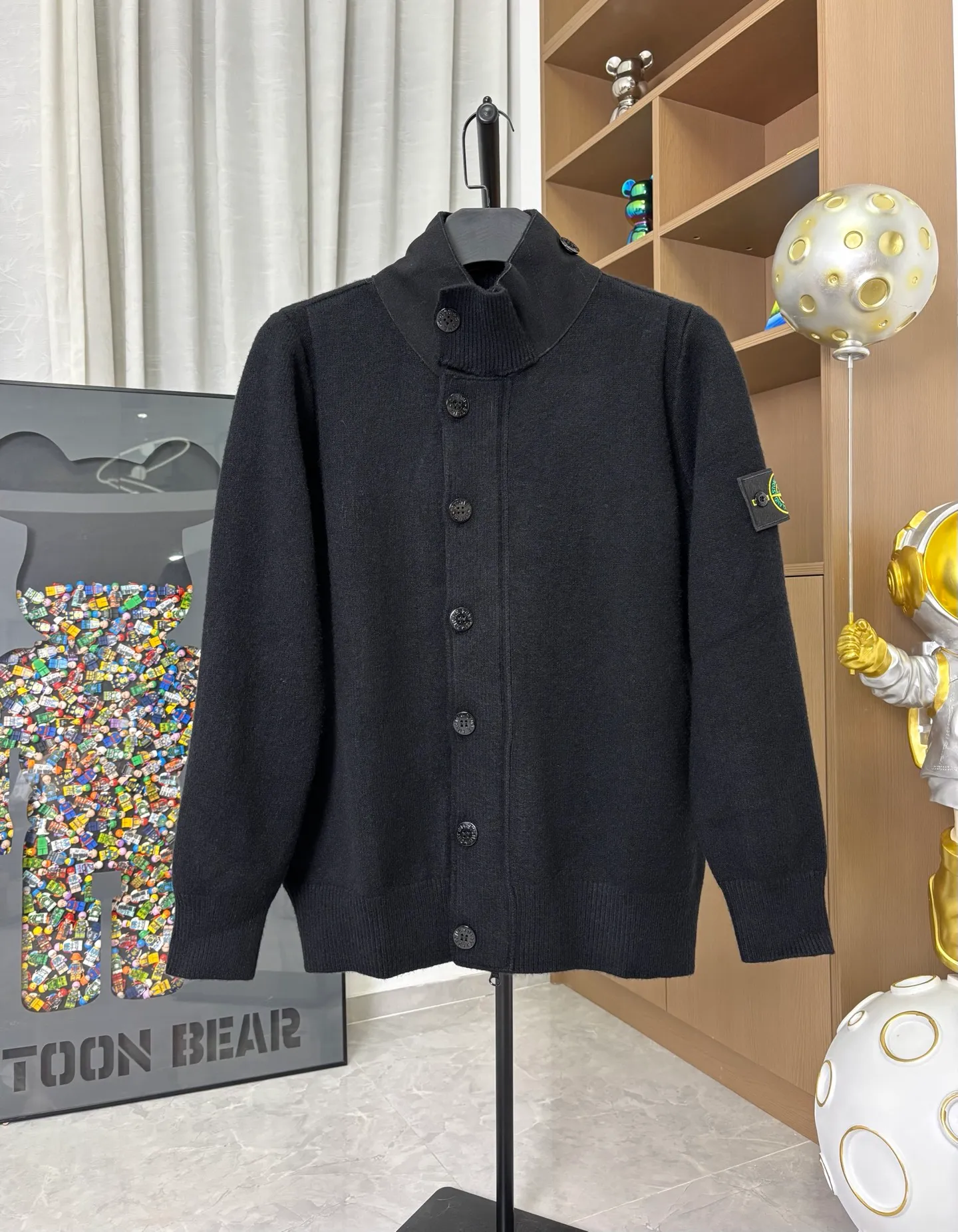 P340 Style number: DC218# Stone Island knitted woolen splicing wool cardigan jacket. The whole garment is made with high-quality machines imported from Germany. Three types of machines. Three weaving methods. The process is complex and tedious. Customized color-dyed wool➕wool stitching with high gram weight, high density and ultra-high quality. The wool is soft, delicate and skin-friendly, and feels soft and silky! The inside is a zipper design and the outside is a button design. The whole garment has nine buttons. It weighs more than 1 kilogram. Color: black. Size: S-M-L-Xl.